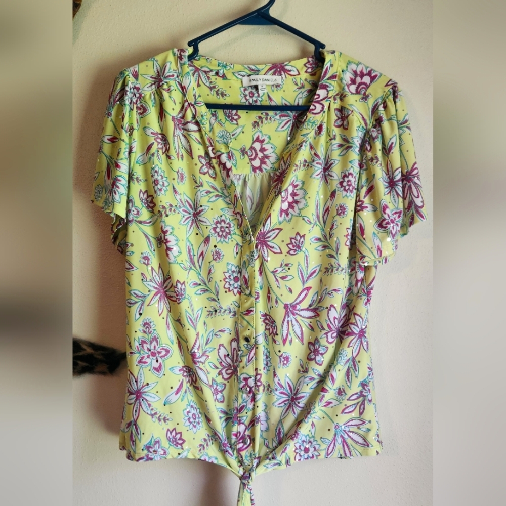 ‼️FINAL PRICE -BOGO‼️Emily Daniels Floral Blouse